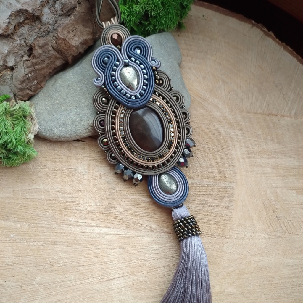 Wisior Barokowy szary