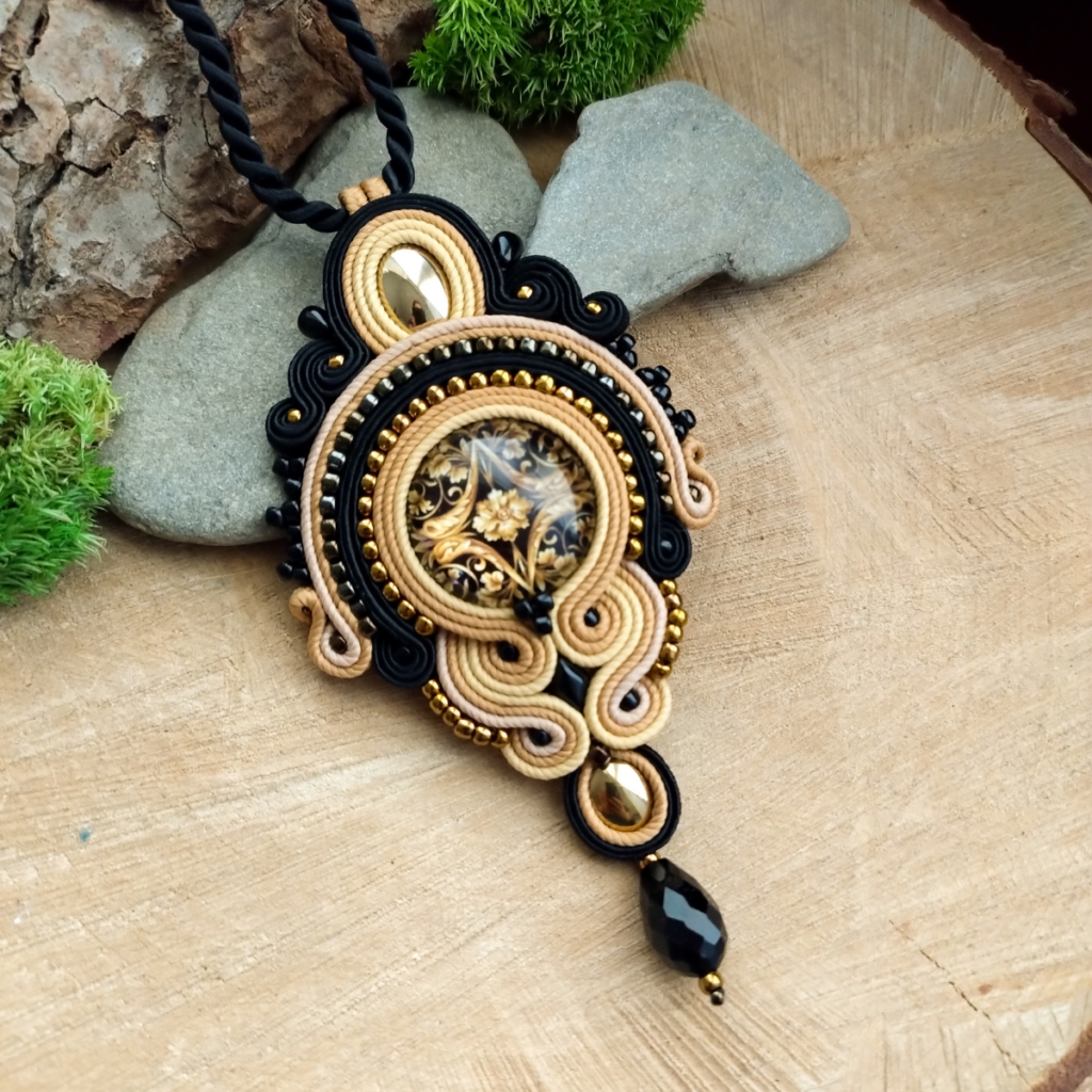 Wisior Barokowy beż